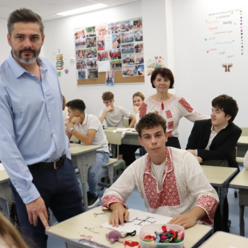 Elevi din Berceni învață meșteșugul cusutului tradițional în zece ateliere