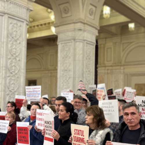 Angajații Parlamentului protestează față de tăierea salariilor din administrația centrală
