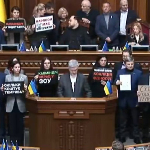 Fracțiunea Solidaritatea Europeană a lui Poroșenko cere demiterea guvernului ucrainean