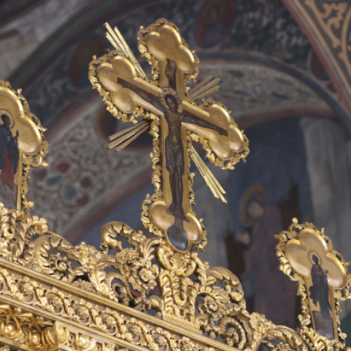 Doi tineri din Alba arestați pentru furtul sistemului audio al unei biserici din Copșa Mică