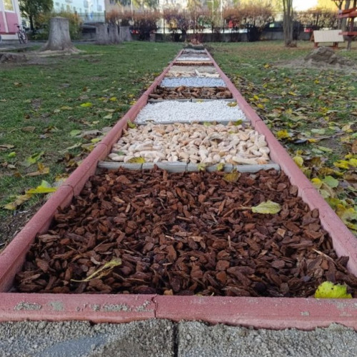 Școala Gödri Ferenc a deschis un parc pentru mers desculț, un spațiu inovator pentru sănătatea elevilor