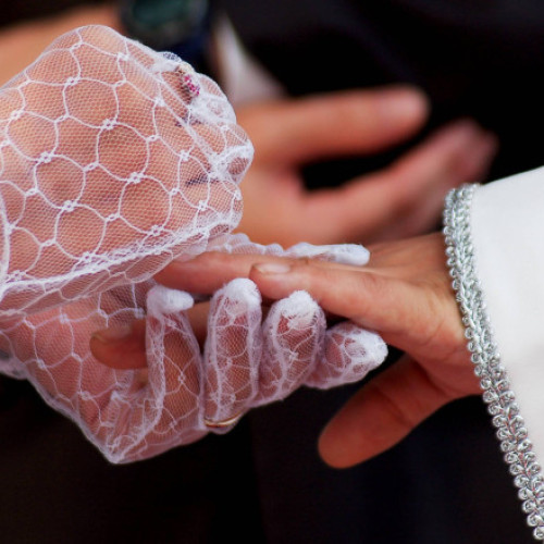 China oferă stimulente financiare pentru a crește rata căsătoriilor și a natalității