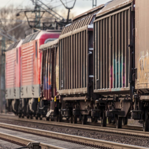 Două trenuri de marfă s-au ciocnit la stația Olteni, traficul este restricționat