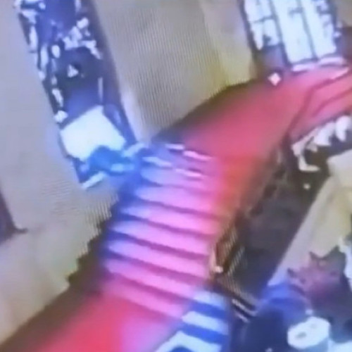 Consilier din Sardinia sparge cu capul un vitraliu istoric în timpul unei căzături