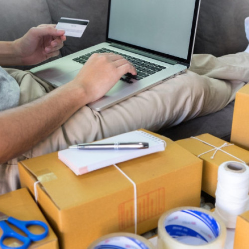 Parlamentul adoptă taxa fixă pentru coletele sub 150 euro din afara UE în 2026