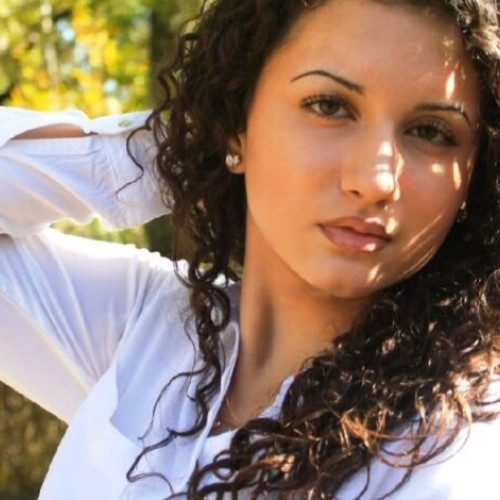 O tânără descoperă profunzimea teatrului prin prima sa experiență de critică