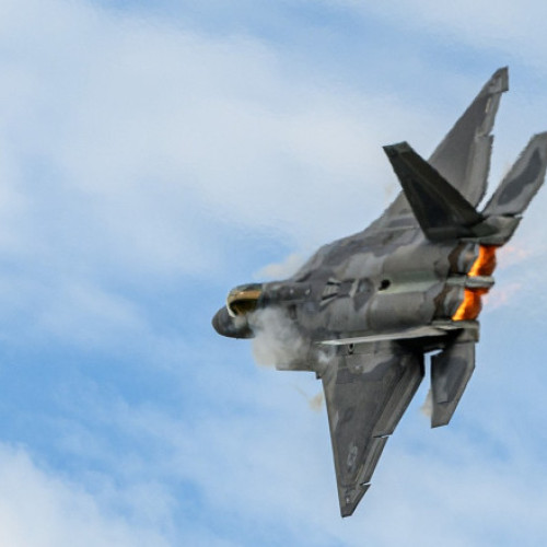 Un pilot de F-22 preia controlul dronei MQ-20 Avenger în premieră în Nevada