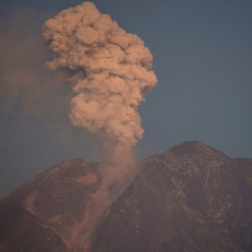 Erupția vulcanului Semeru din Java a provocat evacuarea a peste 1.000 de persoane