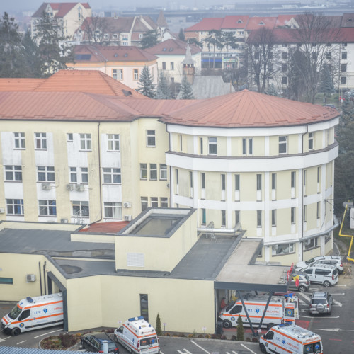 Intervenție chirurgicală rară, artroplastie parțială bilaterală de șold, realizată la Sibiu