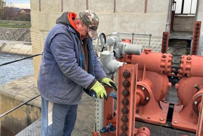 Apele Române Banat efectuează mentenanță esențială la barajul stăvilar din Sânmihaiu Român