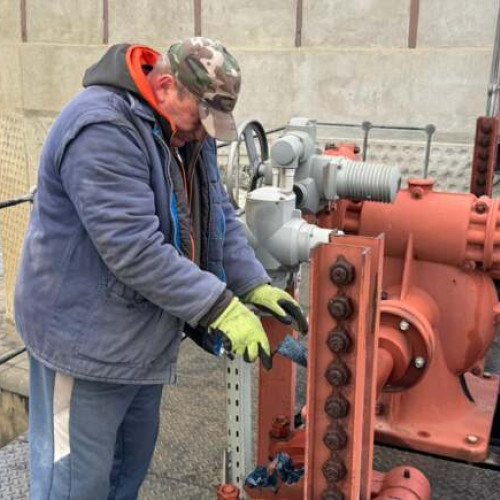 Apele Române Banat efectuează mentenanță esențială la barajul stăvilar din Sânmihaiu Român