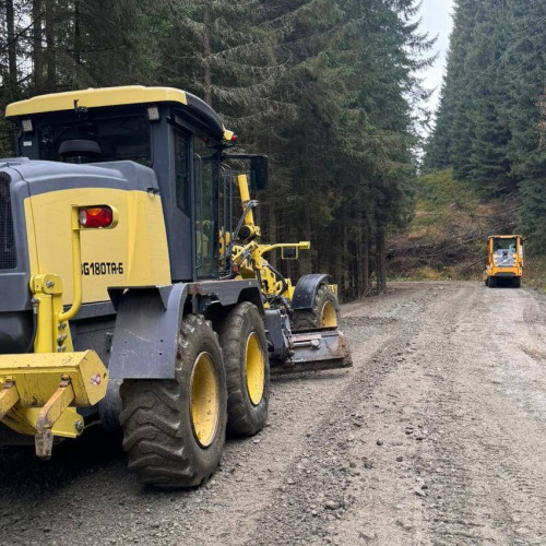 Cabanierii din Șureanu reabilitează singuri drumul spre pârtii, fără sprijin oficial