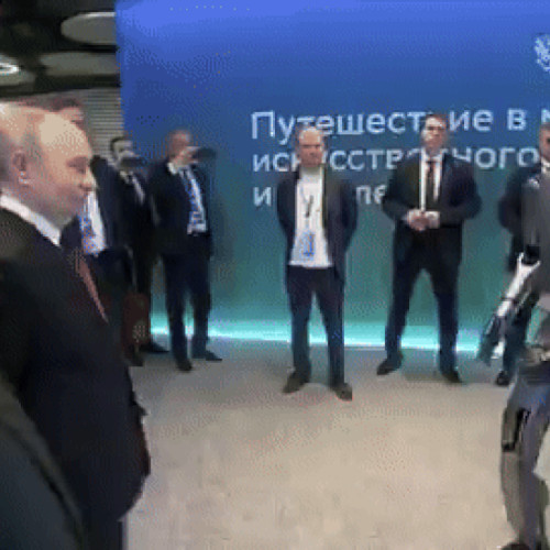 Vladimir Putin a vizitat o expoziție cu roboți umanoizi în Moscova