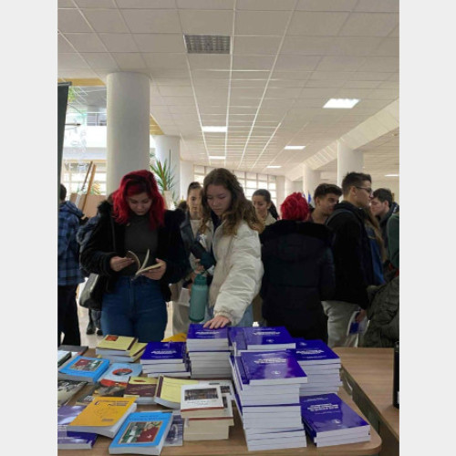 Studenții orădeni au participat la „Un minut de lectură” la Biblioteca Universității