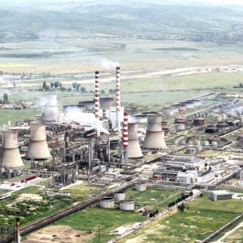 Guvernul pregătește legislația pentru vânzarea rafinăriei Petrotel și a benzinăriilor Lukoil