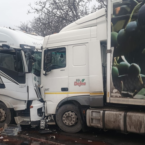 Trafic blocat pe DN1A la Măneciu din cauza unui accident între două camioane