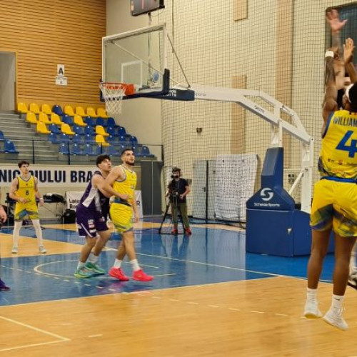 Corona Brașov învinge FC Argeș cu 83-76 într-un meci intens de baschet