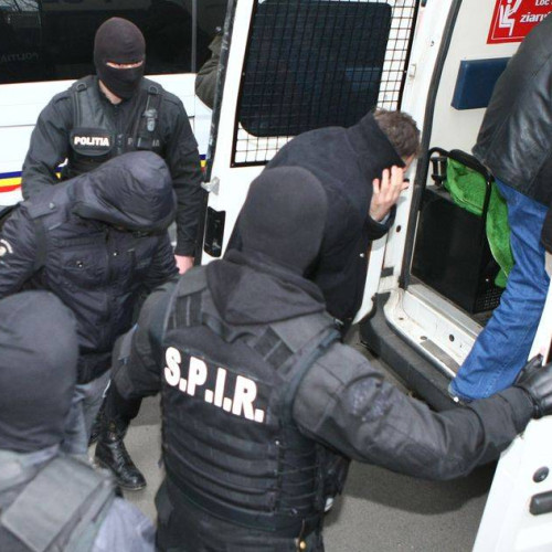 Trei tineri din Botoșani arestați după ce au jefuit și bătut un bărbat în Dorohoi