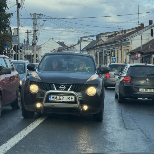 Un Nissan Juke blochează traficul pe linia de separare în Sighetu Marmației