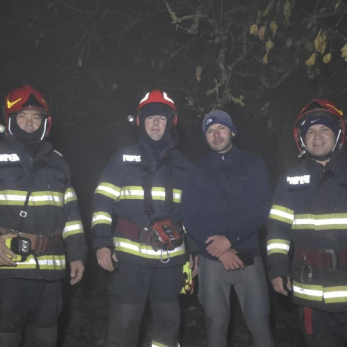 Trei pompieri și un angajat silvic au salvat un sportiv pierdut în condiții dificile