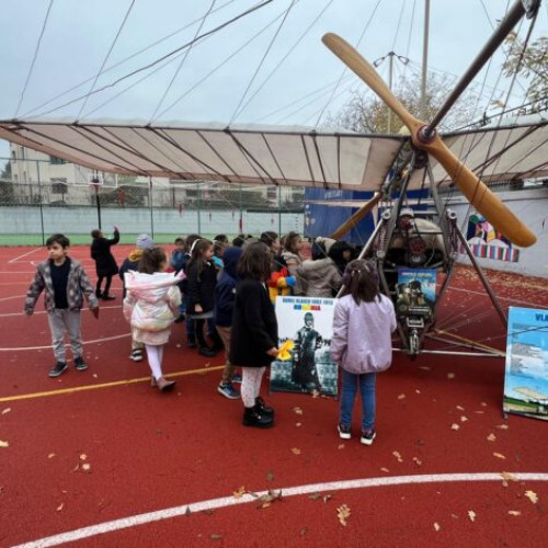 Replica avionului Vlaicu II, punctul central al Zilei Școlii „Căpitan aviator Mircea T. Bădulescu” din Buzău