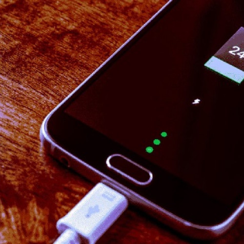 De ce nu este recomandat să lași telefonul la încărcat peste noapte