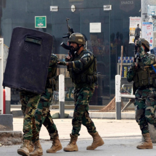 Atac sinucigaș la sediul unei forțe paramilitare din Peshawar, cinci morți