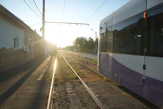 Accident între un tramvai și o mașină pe strada Victor Hugo cu o victimă