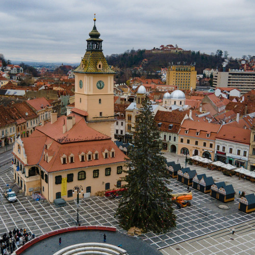 Brașovul pornește sărbătorile de iarnă cu peste 1,3 milioane de luminițe și concerte