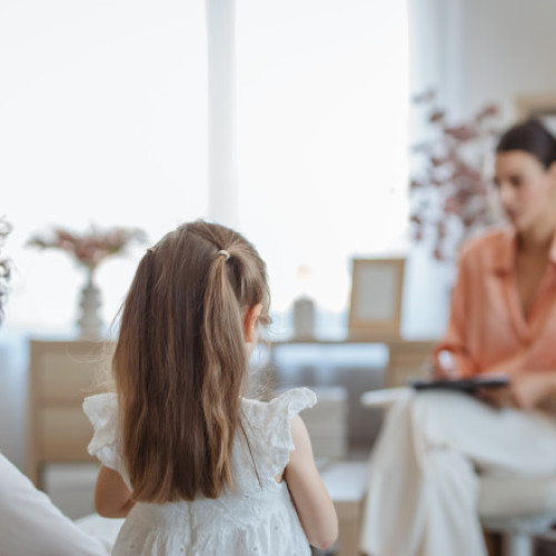 Asistenții maternali profesioniști au drepturi, salarii și reguli clare de atestare