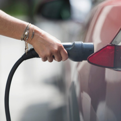 Impozitul pentru mașinile hibride va crește semnificativ începând din 2026