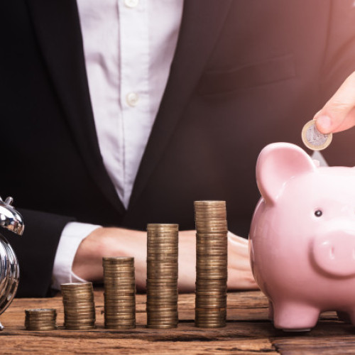 Depozitele românilor în lei și valută au crescut în octombrie, dar puterea de cumpărare scade