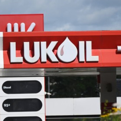 Trei companii negociază cumpărarea activelor Lukoil din România, anunță ministrul Energiei