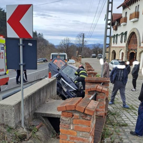 Accident grav în Dănești: mașină ieșită de pe drum a lovit un podeț