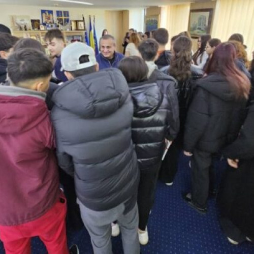Elevii de la liceul Nicolae Titulescu din Slatina au vizitat Consiliul Județean Olt