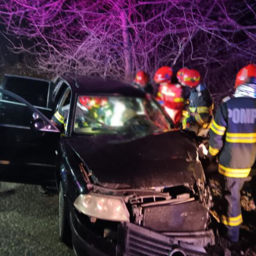 Accident rutier cu trei mașini în Dofteana; o femeie descarcerată de pompieri