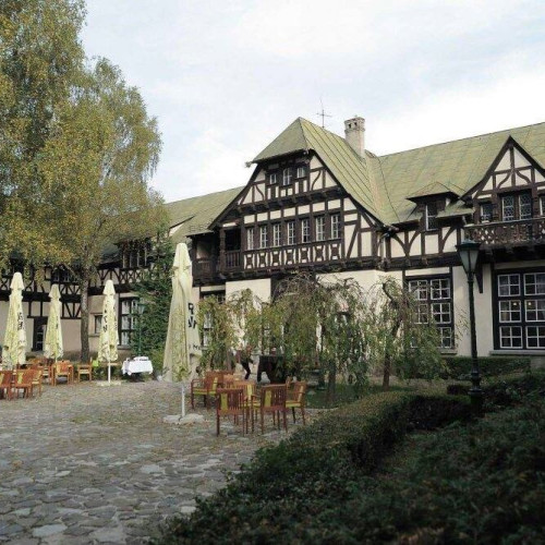 Hotelul grajdurilor Domeniului Regal Peleș așteaptă restaurarea în urma deciziei CJ Prahova