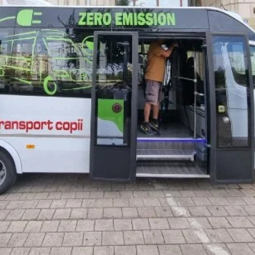 Buzău primește prima tranșă de microbuze pentru transportul elevilor prin PNRR