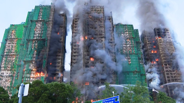 Patru morți într-un incendiu puternic în blocuri rezidențiale din Hong Kong