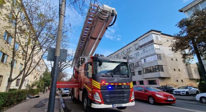 O persoană căzută și miros de fum semnalate pe bulevardul Tomis din Constanța