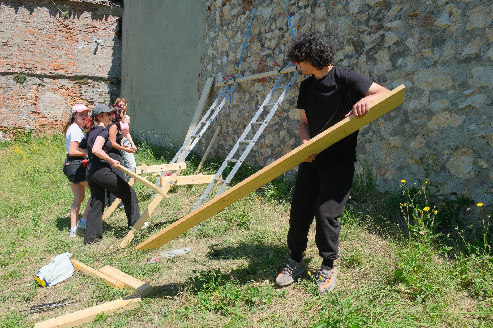 Mobilier urban creat de elevii brașoveni va fi amplasat lângă Cetățuia Brașovului