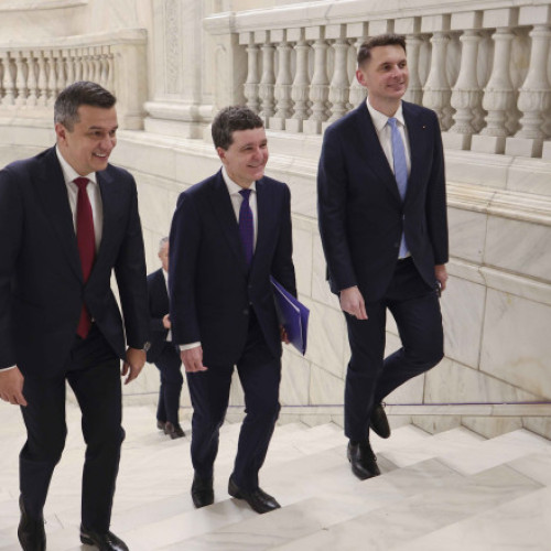 Nicușor Dan a prezentat strategia națională de apărare, întâmpinat cu proteste în Parlament