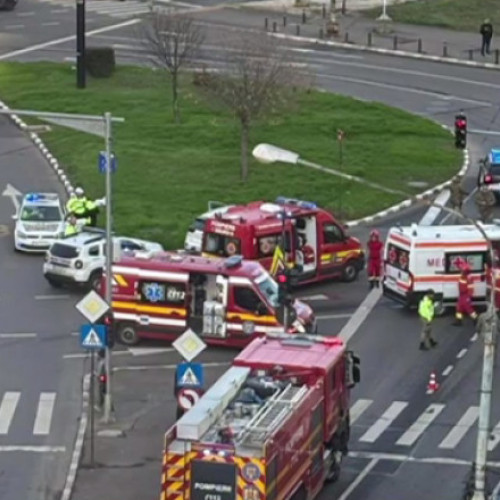 Accident cu ambulanță MApN la București, persoanele implicate au fost evaluate medical