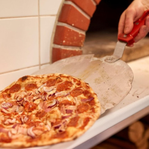 O pizzerie din Cluj a demascat plângeri false create cu inteligența artificială