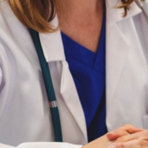 Femeie din Timiș cercetată după ce s-a prezentat rar la serviciu, deși era marcată prezentă