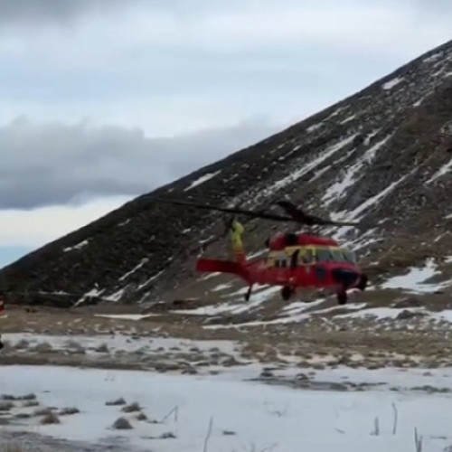 Primul ajutor cu un elicopter Black Hawk în căutarea unui tânăr dispărut la munte în Brașov
