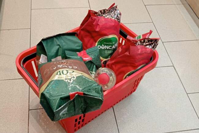 Bărbat prins după ce a fugit fără să plătească bunuri din magazin