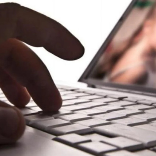 Bărbat de 64 de ani reținut pentru pornografie infantilă și corupere sexuală a minorilor în Brăila