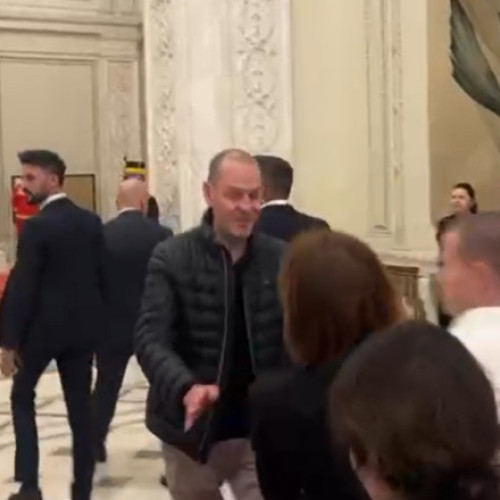 Ofițer de presă al Guvernului cercetat pentru împingerea jurnaliștilor la Parlament