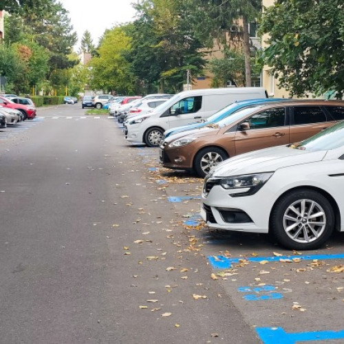 Primăria Brașov scoate la licitație locuri de parcare libere pe Zizinului și Drumul Cernatului